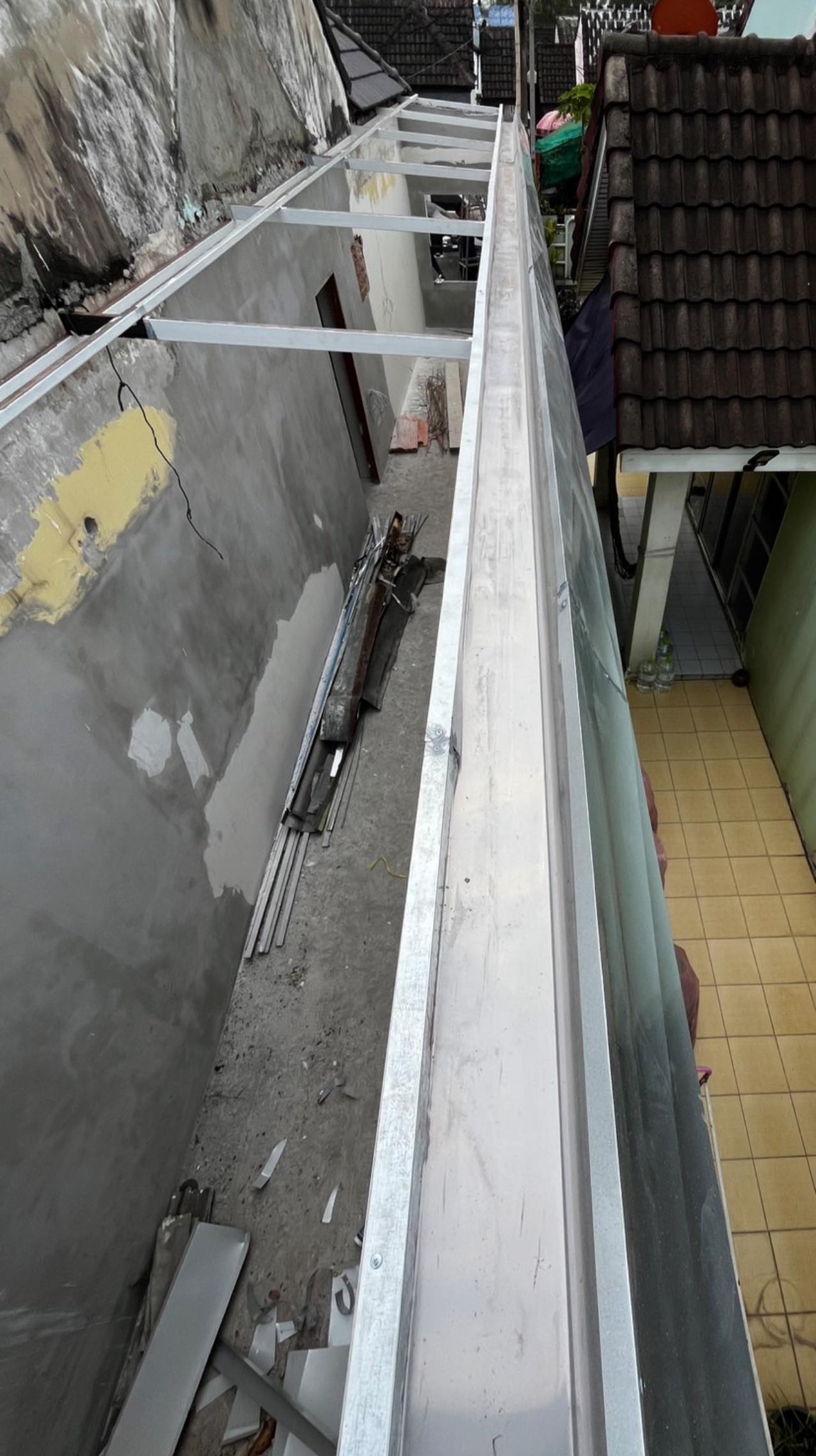 งานติดตั้งรางน้ำฝนสแตนเลสพับขึ้นรูปตามแบบ หน้าบ้าน-หลังบ้าน-ข้างบ้าน พร้อมติดตั้งครอบเมทัลชีท ,ท่อPvc3” 